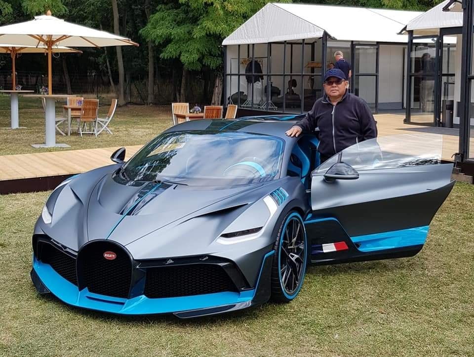 Đại gia Malaysia chụp ảnh cùng siêu xe Bugatti Divo ở nước ngoài